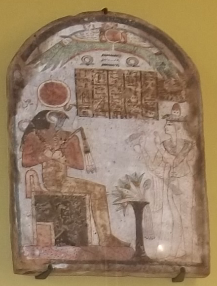 ESTELA COM R&Aacute;-HARAKHTI