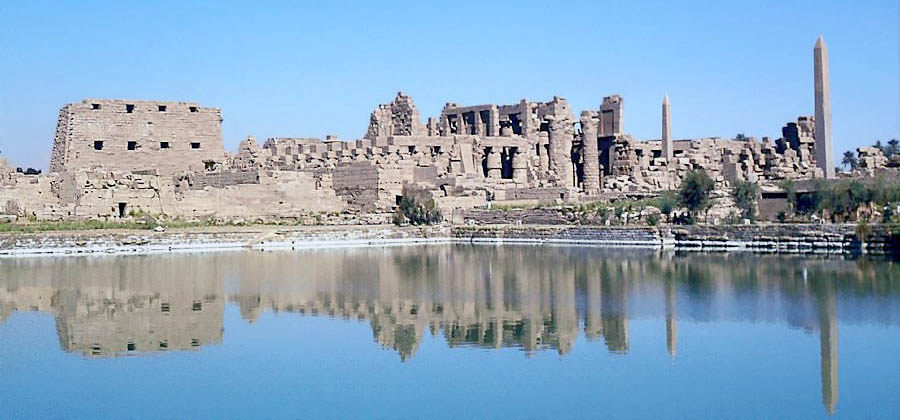 KARNAK REFLETINDO NO LAGO