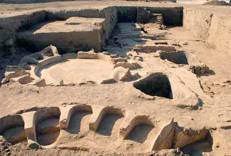 PISCINA EM KARNAK